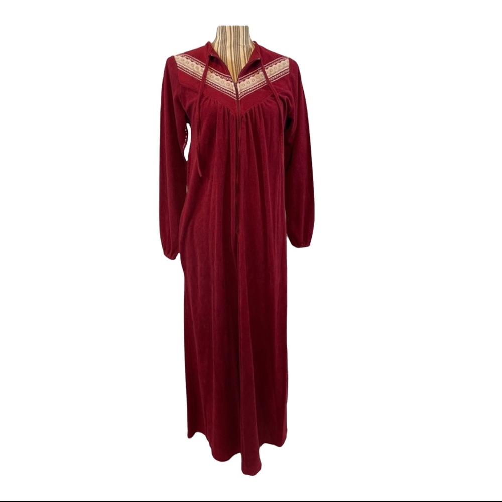 Vintage front zipper robe burgundy & white collar trim embroidered & lace